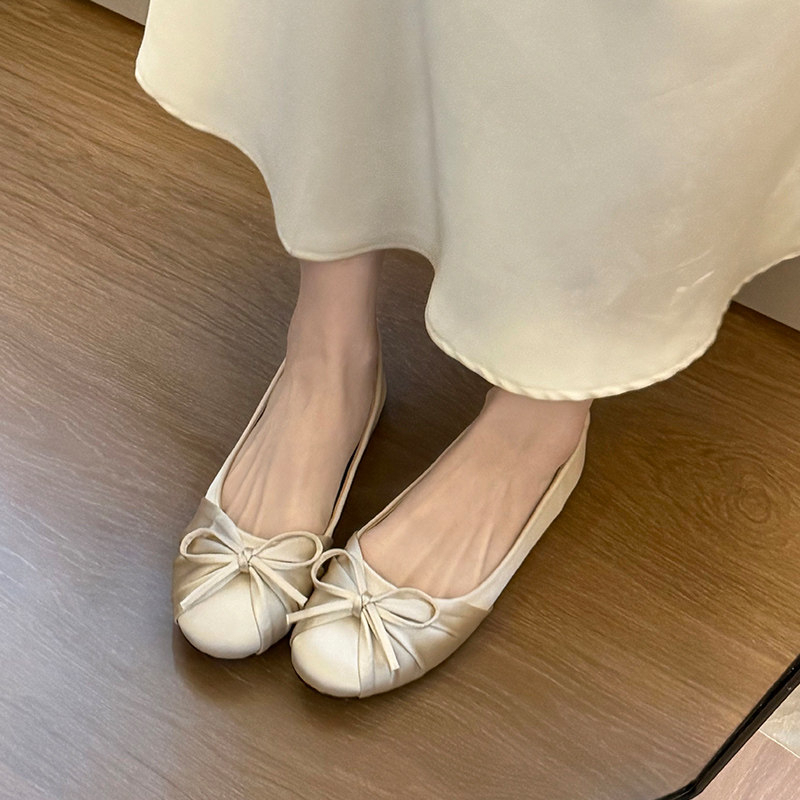 Women Fashion Heels - รองเท้าส้นเตี้ยแบบสวมสไตล์หวานสำหรับผู้หญิง รุ่นโบว์ผูกใหม่ ปี 2026 ทำจากผ้าซาติน