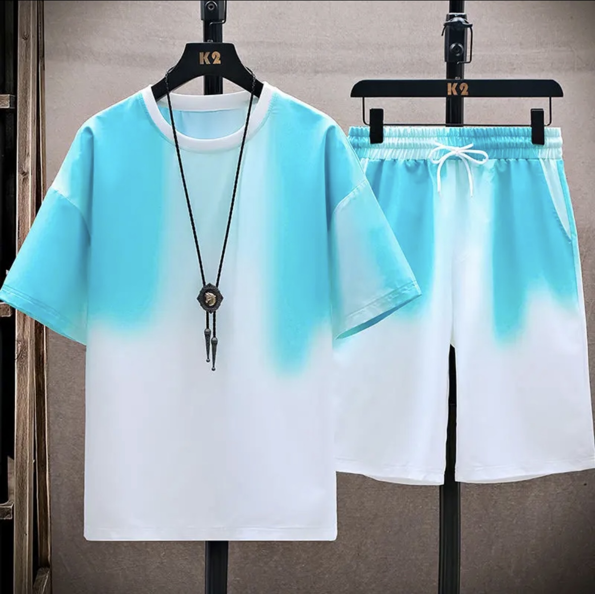 Women Fashion Style - ชุดเซ็ตผ้าไหมน้ำแข็งคู่รักสำหรับฤดูร้อนขายดีรุ่นใหม่ เสื้อยืดและกางเกงขาสั้นสไตล์เกาหลีทรงหลวม ใส่ได้ทั้งชายและหญิง แฟชั่น แห้งเร็ว