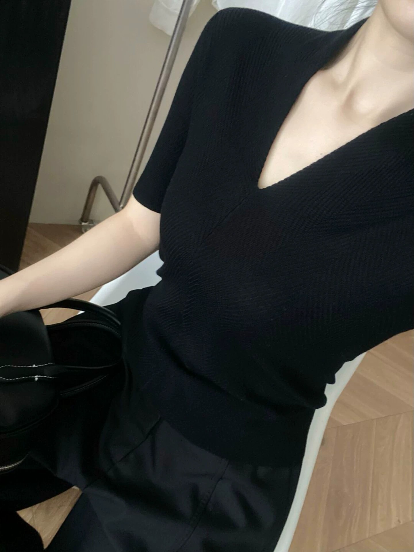 เสื้อยืดคอวีแขนสั้นถักนิตสีขาว - Women Fashion Style บทวิจารณ์และราคา